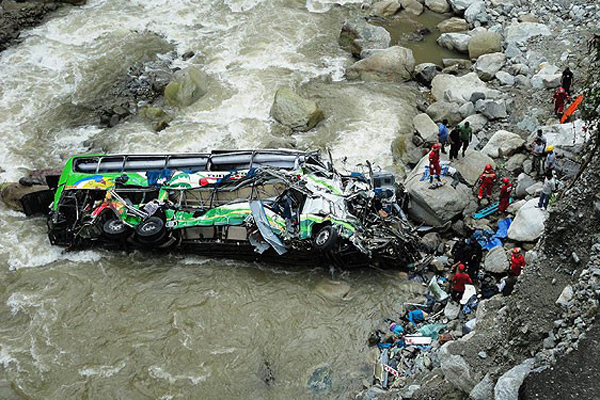 Nepal&#039;de otobüs nehre yuvarlandı, 14 ölü