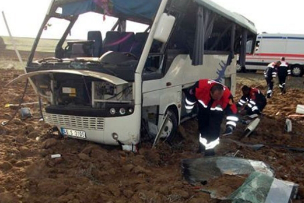 Nevşehir&#039;de servis aracı devrildi, 1 ölü, 19 yaralı