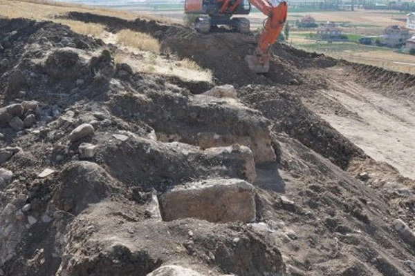Taşocağındaki kazıda kaya mezarları çıktı