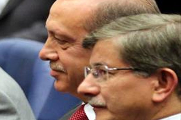 Erdoğan ve Davutoğlu&#039;nun ilk ödülleri Kosova&#039;dan