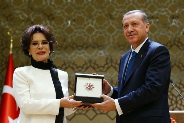 Ödüllerini Cumhurbaşkanlığı Sarayı&#039;nda Erdoğan&#039;dan aldılar