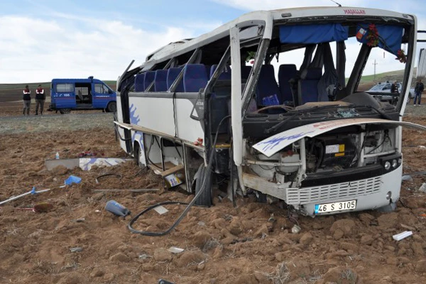 Nevşehir&#039;de öğrenci servisi devrildi; 1 ölü, 19 yaralı