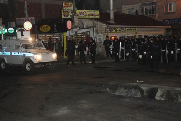 İstanbul Okmeydanı&#039;nda polise silah atıldı
