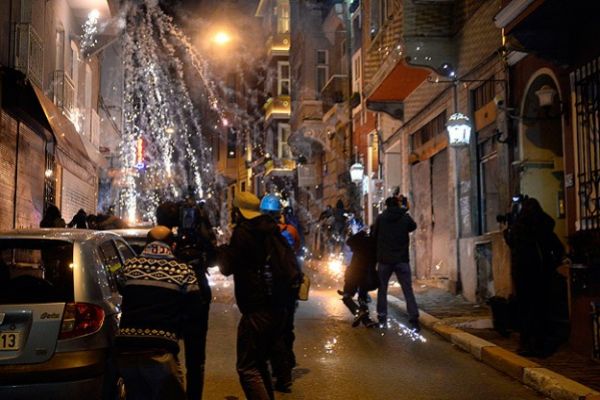 Okmeydanı&#039;nda polisin bulunduğu alana silah atıldı