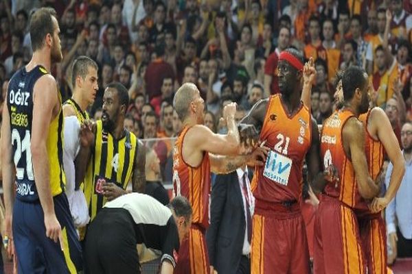 Olaylı maçın Galatasaray&#039;a faturası ağır oldu
