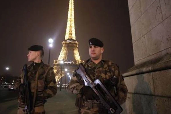 Fransız ordusu Paris'e indi
