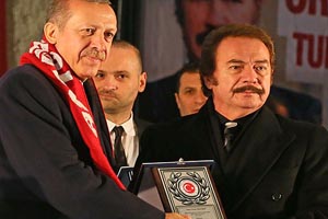 Erdoğan&#039;dan Orhan Gencebay&#039;a plaket