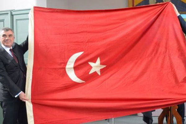 Osmanlı bayrağı Türkiye&#039;ye iade edildi