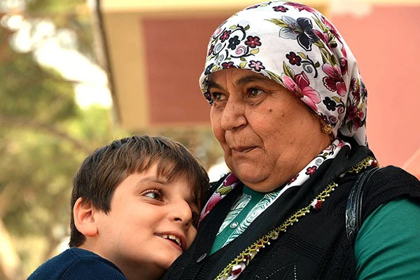 Evlat edindiği otizmli Yasin'e gözü gibi bakıyor