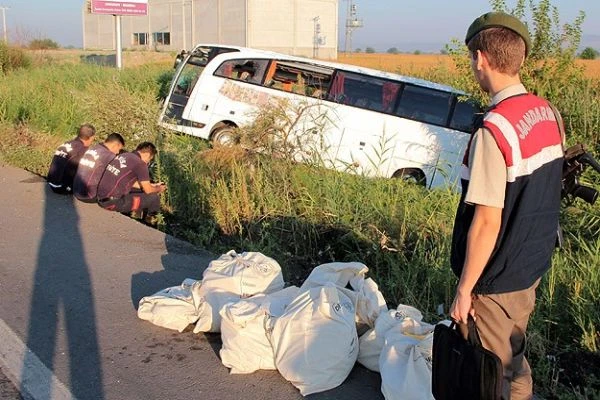 Manisa'da otobüs şarampole devrildi, 52 yaralı