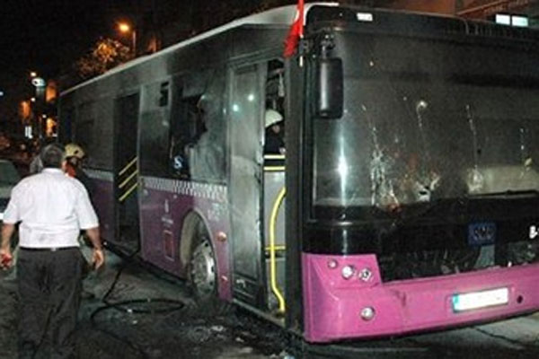 Okmeydanı&#039;nda halk otobüsüne molotoflu saldırı