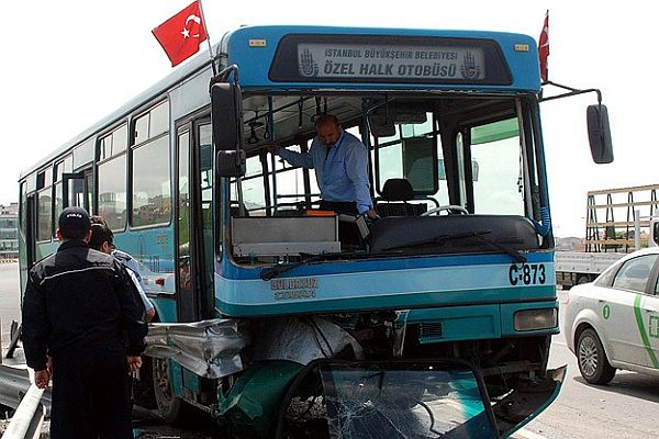 İstanbul&#039;da özel halk otobüsü kaza yaptı, 11 yaralı