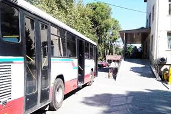 Otobüsle hastaneye yetiştirdiler