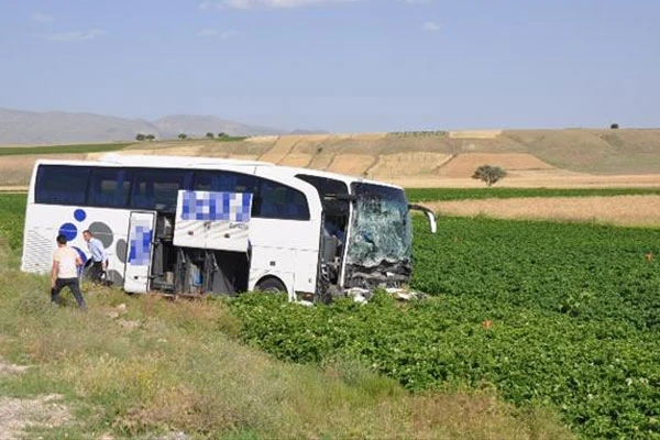 Otobüs traktöre çarptı, 12 yaralı