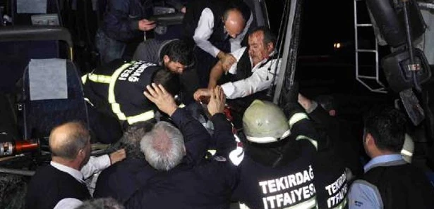 Otobüs ile TIR kafa kafaya çarpıştı