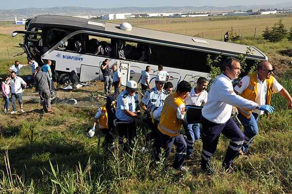 Ankara'da yolcu otobüsü kaza yaptı, 1 ölü, 27 yaralı