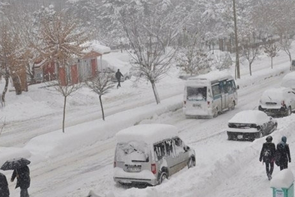 Kar yağışı otoparkları doldurdu