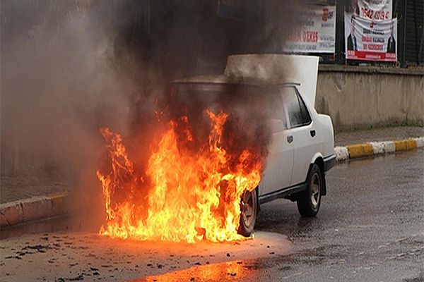 Erdoğan&#039;ın güzergahı üzerinde bir otomobil alev alev yandı