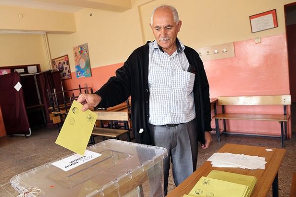 Türkiye, sandık başında! Oy kullanma işlemi başladı