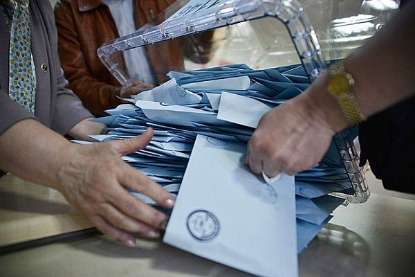 AK Parti&#039;nin belediye başkanlığı sayısı 800&#039;e yükseldi