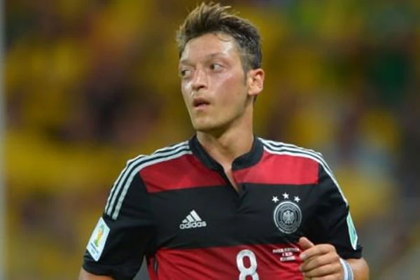 Mesut Özil'e baba darbesi