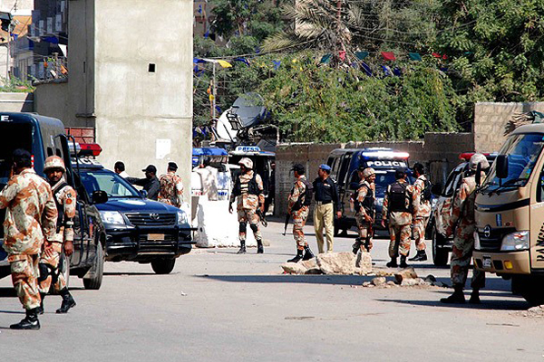 Pakistan&#039;da polis servisine saldırı