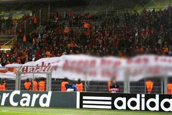 Galatasaraylı futbolcuları şaşkına çeviren pankart