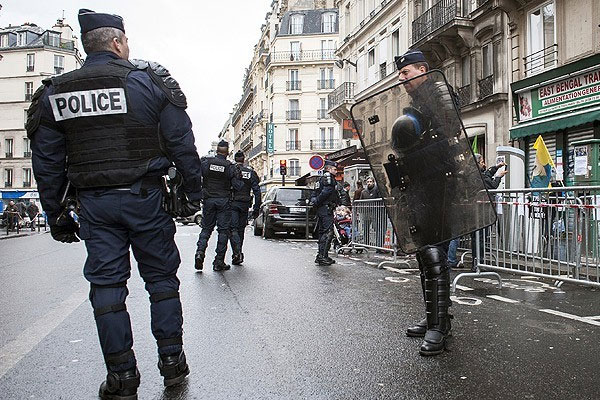 Paris&#039;te operasyonlar sürüyor, 12 kişi gözaltında