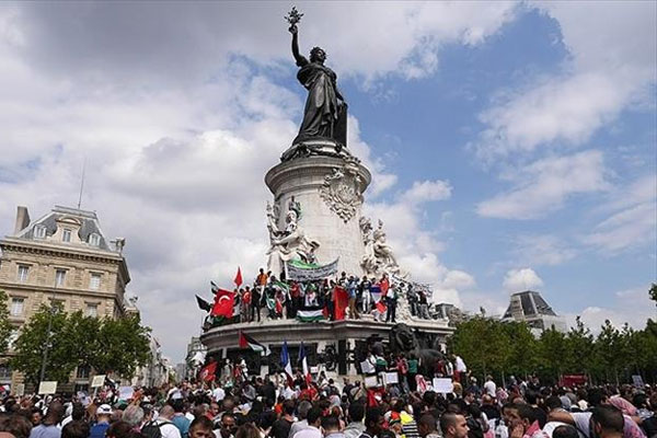 Paris’te izinsiz gösteri gerginliği