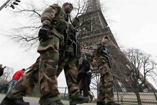 Paris sokaklarında askeri birlikler görevlendirildi