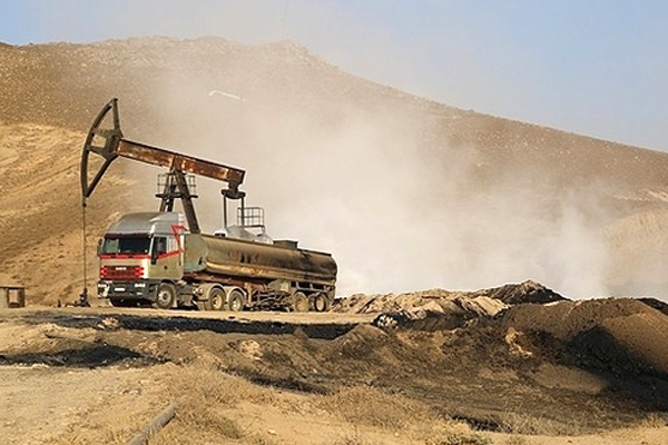 Suriye petrolü toprağa akıyor