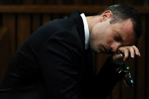 Kız arkadaşını öldüren Pistorius ağlayarak özür diledi