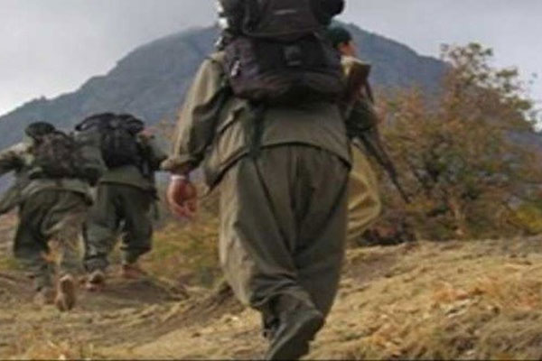 PKK&#039;lı teröristler yol kesip araç yaktı