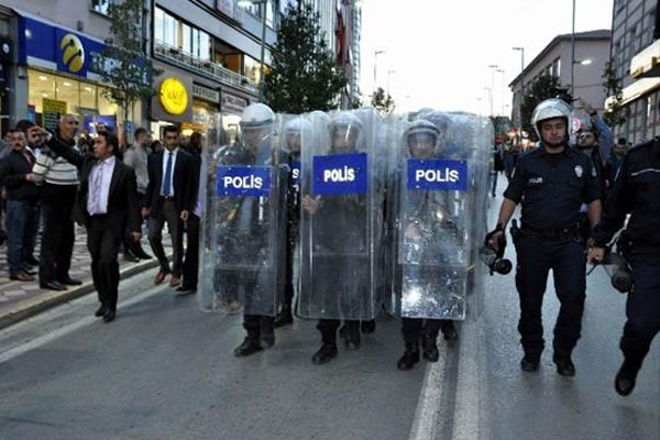 Polislerden &#039;Vatan sana canım feda&#039; yürüyüşü