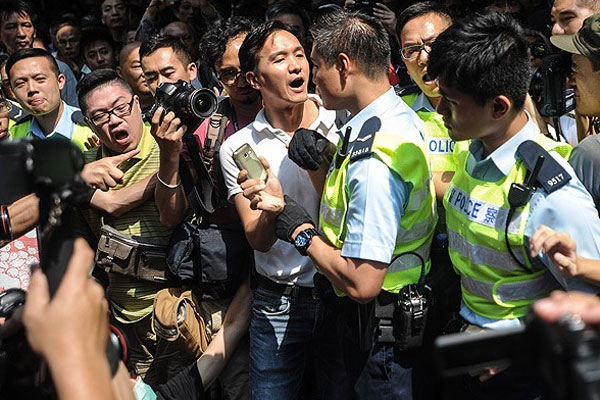 Hong Kong polisi yine güç kullandı