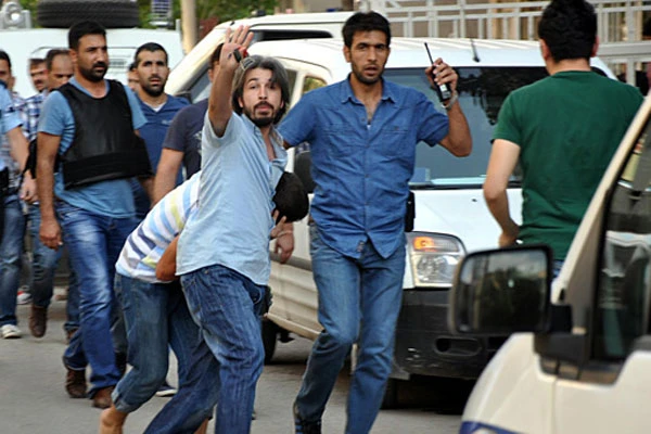 Diyarbakır'da polis memur bıçaklandı