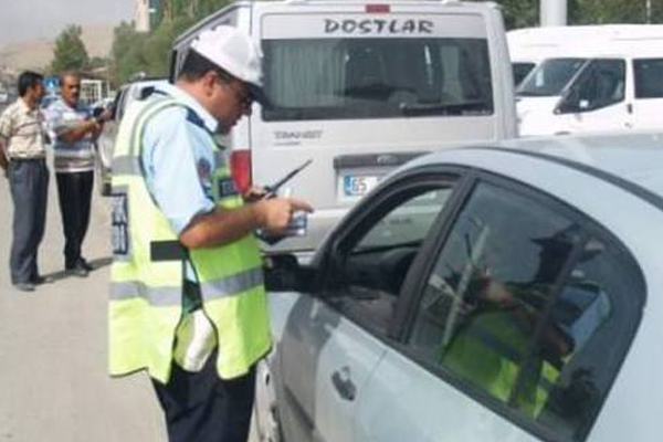 Zonguldak&#039;ta trafik polisine park cezası kesildi