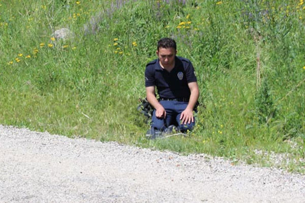 Polisler karayolunu ulaşıma açıp namaz kıldı