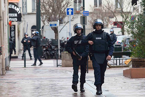 Polis Paris'teki sinagogu boşalttı