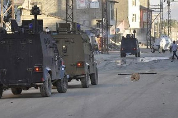 Hakkari&#039;de polisler yanmaktan son anda kurtuldu