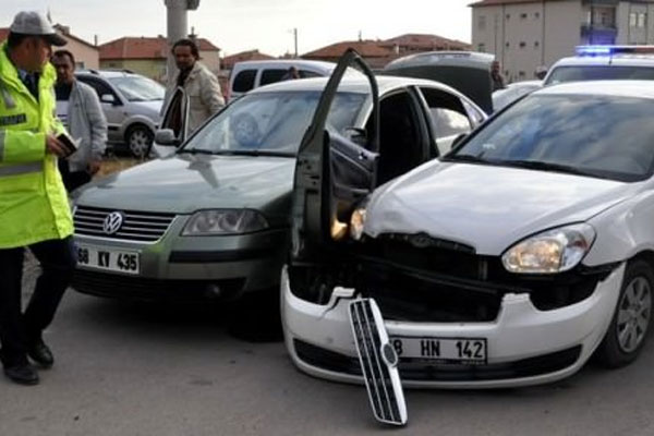 Polisten kaçarken polis araçlarına çarptı