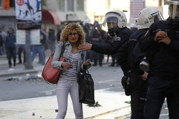 Polis eylemin arasında kalan kadını kurtardı