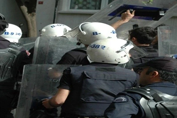 Taksim'de HDP'li gruba polis müdahalesi