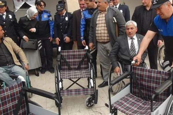 Polisler engellilerin yüzünü güldürdü