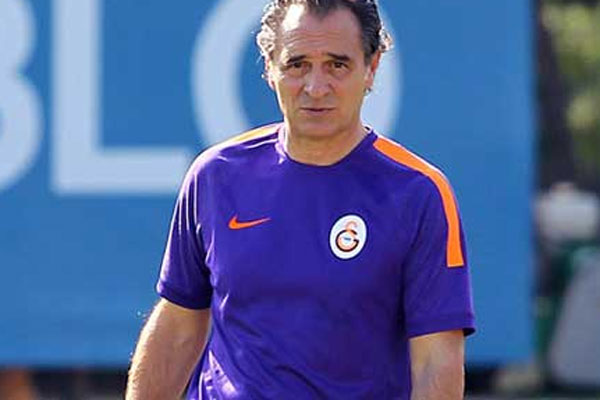 Galatasaray&#039;da Prandelli&#039;nin doğum günü kutlandı