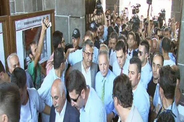 Çatı aday İhsanoğlu'na cami çıkışı protesto!