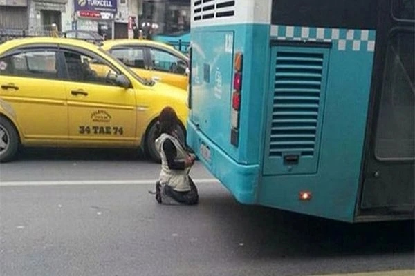 'Egzoz dumanı' ile ısınan kız bakın nerede bulundu?