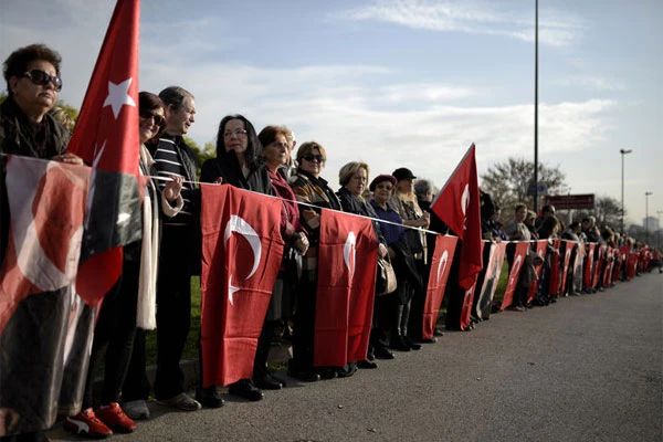 Kadıköy&#039;de Atatürk için saygı zinciri rekor kırdı