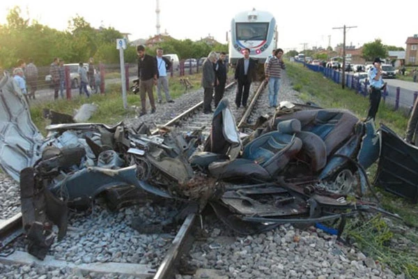 Konya'da tren otomobile çarptı, 2 ölü