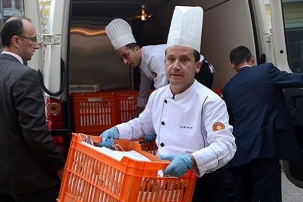 Resepsiyonun yiyecekleri onlara gönderildi